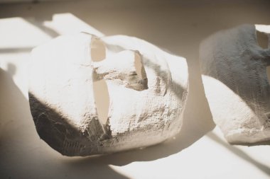 İnsan yüzlerinin boş alçı maskeleri