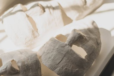 İnsan yüzlerinin boş alçı maskeleri
