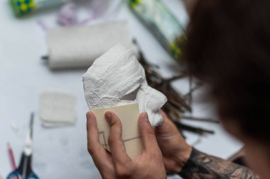 Alçı kalıbına dayalı maskeler yaratmak. Alçıtaşı kalıbı. Yüzün kalıbı. Heykel yapmak. Sanatçının çalışma akışı.