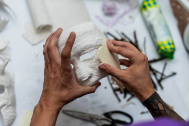 Alçı kalıbına dayalı maskeler yaratmak. Alçıtaşı kalıbı. Yüzün kalıbı. Heykel yapmak. Sanatçının çalışma akışı.