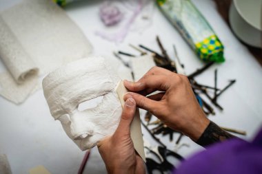 Alçı kalıbına dayalı maskeler yaratmak. Alçıtaşı kalıbı. Yüzün kalıbı. Heykel yapmak. Sanatçının çalışma akışı.