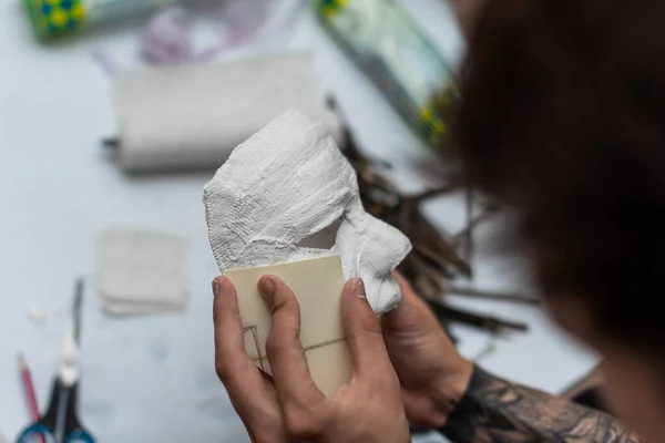 Creando Máscaras Basadas Yeso Fundido Molde Yeso Reparto Cara Esculpir —  Fotos de Stock