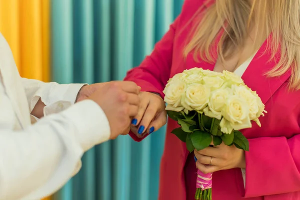 Uomo Indossa Una Fede Nuziale Sulla Mano Della Donna — Foto Stock