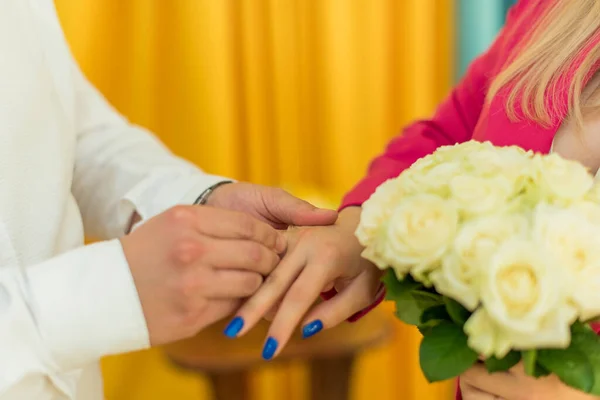 Uomo Indossa Una Fede Nuziale Sulla Mano Della Donna — Foto Stock