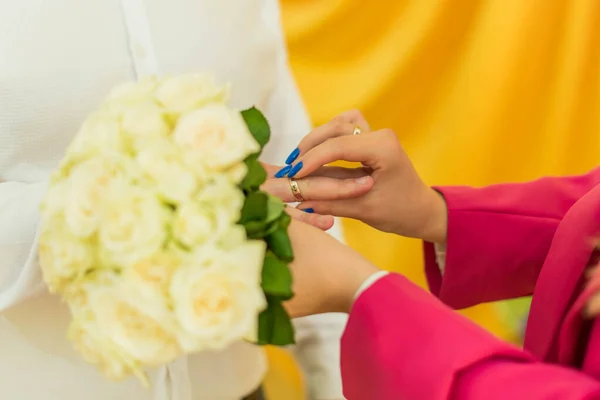 Sposa Mettendo Una Fede Nuziale Dito Dello Sposo — Foto Stock