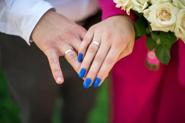 Detailní Záběr Rukou Novomanželů Platinovými Snubními Prsteny Malíčky Spojenými Gestu — Stock fotografie