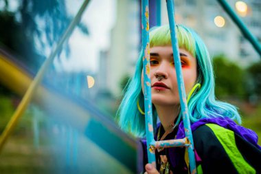 90 'larda 80' lerde. Eski moda ceketli şık bir kız. Yakın plan moda portresi yeşil ve mavi saçlı güzel bir kız. Lüks profesyonel makyajlı güzel bir moda kızı..