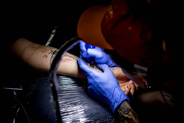 Обрезанный Снимок Процесса Татуировки Рукой Салоне Профессиональный Татуировщик Вводит Чернила — стоковое фото