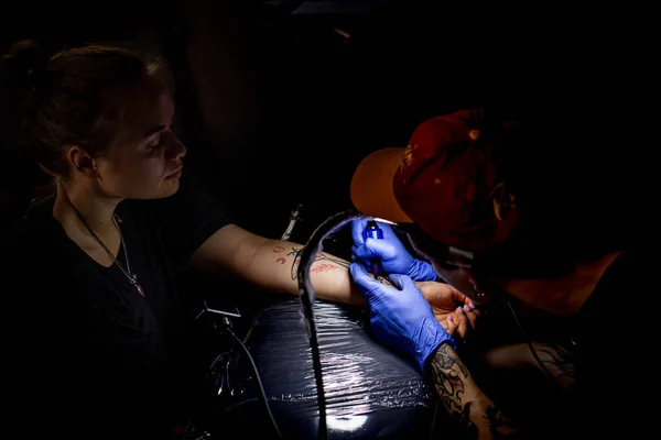 Bijgesneden Schot Van Het Tatoeëren Proces Bij Hand Salon Een — Stockfoto