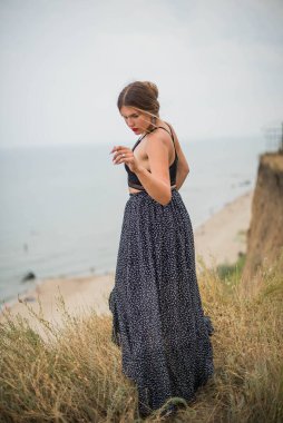 Neşeli genç kız sahilde iyi vakit geçiriyor. Güzellik portresi. Plajdaki genç kız ya da kadın temiz hava sahili. Doğal güzellik. Yaşam tarzı / gerçek insanlar