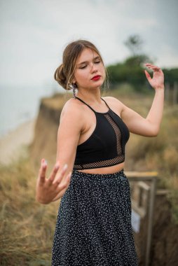 Neşeli genç kız sahilde iyi vakit geçiriyor. Güzellik portresi. Plajdaki genç kız ya da kadın temiz hava sahili. Doğal güzellik. Yaşam tarzı / gerçek insanlar