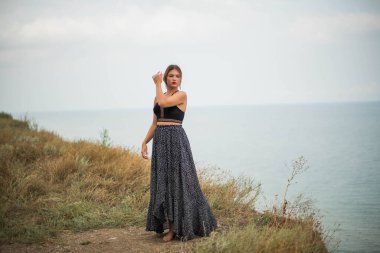 Neşeli genç kız sahilde iyi vakit geçiriyor. Güzellik portresi. Plajdaki genç kız ya da kadın temiz hava sahili. Doğal güzellik. Yaşam tarzı / gerçek insanlar