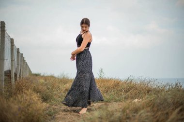 Neşeli genç kız sahilde iyi vakit geçiriyor. Güzellik portresi. Plajdaki genç kız ya da kadın temiz hava sahili. Doğal güzellik. Yaşam tarzı / gerçek insanlar