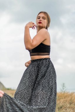 Neşeli genç kız sahilde iyi vakit geçiriyor. Güzellik portresi. Plajdaki genç kız ya da kadın temiz hava sahili. Doğal güzellik. Yaşam tarzı / gerçek insanlar