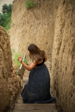 Neşeli genç kız sahilde iyi vakit geçiriyor. Güzellik portresi. Kumsalda güzel bir genç kız ya da kadın. Temiz hava plajı manzarası. Doğal güzellik. Yaşam tarzı / gerçek insanlar / komik / dans.