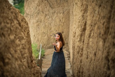 Neşeli genç kız sahilde iyi vakit geçiriyor. Güzellik portresi. Kumsalda güzel bir genç kız ya da kadın. Temiz hava plajı manzarası. Doğal güzellik. Yaşam tarzı / gerçek insanlar / komik / dans.