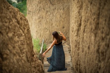 Neşeli genç kız sahilde iyi vakit geçiriyor. Güzellik portresi. Kumsalda güzel bir genç kız ya da kadın. Temiz hava plajı manzarası. Doğal güzellik. Yaşam tarzı / gerçek insanlar / komik / dans.