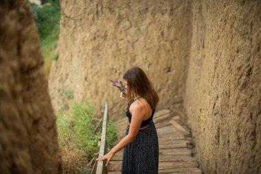 Neşeli genç kız sahilde iyi vakit geçiriyor. Güzellik portresi. Kumsalda güzel bir genç kız ya da kadın. Temiz hava plajı manzarası. Doğal güzellik. Yaşam tarzı / gerçek insanlar / komik / dans.