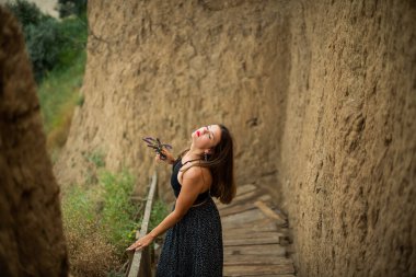 Neşeli genç kız sahilde iyi vakit geçiriyor. Güzellik portresi. Kumsalda güzel bir genç kız ya da kadın. Temiz hava plajı manzarası. Doğal güzellik. Yaşam tarzı / gerçek insanlar / komik / dans.