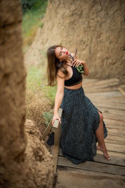 Neşeli genç kız sahilde iyi vakit geçiriyor. Güzellik portresi. Kumsalda güzel bir genç kız ya da kadın. Temiz hava plajı manzarası. Doğal güzellik. Yaşam tarzı / gerçek insanlar / komik / dans.