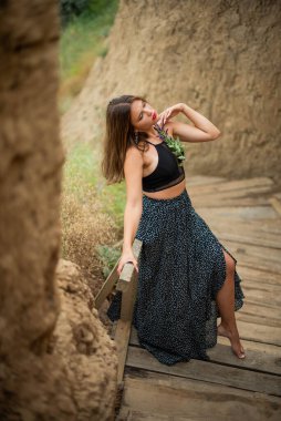 Neşeli genç kız sahilde iyi vakit geçiriyor. Güzellik portresi. Kumsalda güzel bir genç kız ya da kadın. Temiz hava plajı manzarası. Doğal güzellik. Yaşam tarzı / gerçek insanlar / komik / dans.