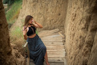 Neşeli genç kız sahilde iyi vakit geçiriyor. Güzellik portresi. Kumsalda güzel bir genç kız ya da kadın. Temiz hava plajı manzarası. Doğal güzellik. Yaşam tarzı / gerçek insanlar / komik / dans.