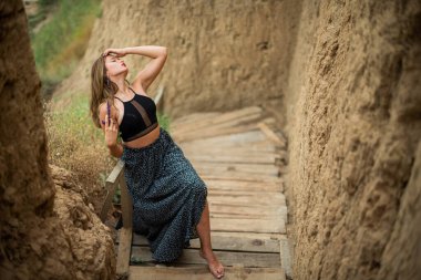 Neşeli genç kız sahilde iyi vakit geçiriyor. Güzellik portresi. Kumsalda güzel bir genç kız ya da kadın. Temiz hava plajı manzarası. Doğal güzellik. Yaşam tarzı / gerçek insanlar / komik / dans.