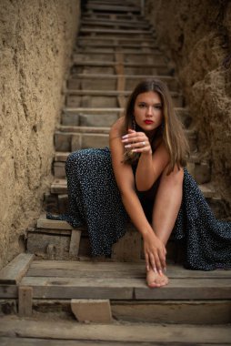 Neşeli genç kız sahilde iyi vakit geçiriyor. Güzellik portresi. Kumsalda güzel bir genç kız ya da kadın. Temiz hava plajı manzarası. Doğal güzellik. Yaşam tarzı / gerçek insanlar / komik / dans.