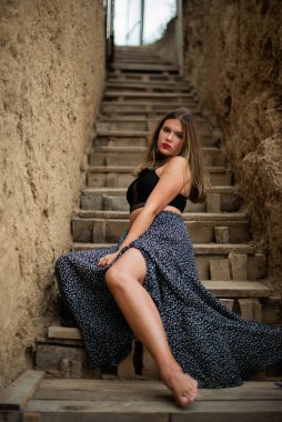 Neşeli genç kız sahilde iyi vakit geçiriyor. Güzellik portresi. Kumsalda güzel bir genç kız ya da kadın. Temiz hava plajı manzarası. Doğal güzellik. Yaşam tarzı / gerçek insanlar / komik / dans.