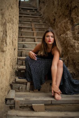 Neşeli genç kız sahilde iyi vakit geçiriyor. Güzellik portresi. Kumsalda güzel bir genç kız ya da kadın. Temiz hava plajı manzarası. Doğal güzellik. Yaşam tarzı / gerçek insanlar / komik / dans.