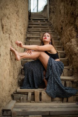 Neşeli genç kız sahilde iyi vakit geçiriyor. Güzellik portresi. Kumsalda güzel bir genç kız ya da kadın. Temiz hava plajı manzarası. Doğal güzellik. Yaşam tarzı / gerçek insanlar / komik / dans.