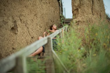 Neşeli genç kız sahilde iyi vakit geçiriyor. Güzellik portresi. Kumsalda güzel bir genç kız ya da kadın. Temiz hava plajı manzarası. Doğal güzellik. Yaşam tarzı / gerçek insanlar / komik / dans.