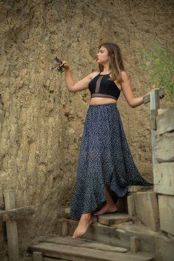 Neşeli genç kız sahilde iyi vakit geçiriyor. Güzellik portresi. Kumsalda güzel bir genç kız ya da kadın. Temiz hava plajı manzarası. Doğal güzellik. Yaşam tarzı / gerçek insanlar / komik / dans.