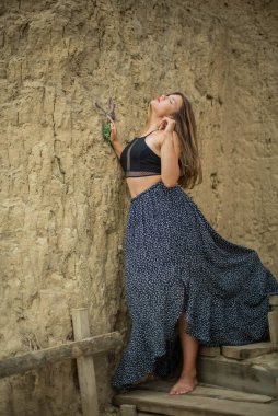 Neşeli genç kız sahilde iyi vakit geçiriyor. Güzellik portresi. Kumsalda güzel bir genç kız ya da kadın. Temiz hava plajı manzarası. Doğal güzellik. Yaşam tarzı / gerçek insanlar / komik / dans.