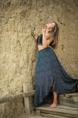 Neşeli genç kız sahilde iyi vakit geçiriyor. Güzellik portresi. Kumsalda güzel bir genç kız ya da kadın. Temiz hava plajı manzarası. Doğal güzellik. Yaşam tarzı / gerçek insanlar / komik / dans.