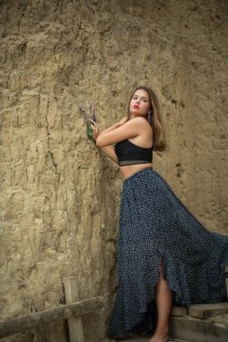 Kumsalda güzel bir genç kız ya da kadın. Temiz hava plajı manzarası. Doğal güzellik. Yaşam tarzı / gerçek insanlar / komik / dans.