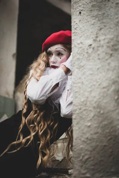 その少女は時間の化粧をしている 即興だ ハロウィンのためのスーツ 違う感情を示しています 悲しいピエロ — ストック写真