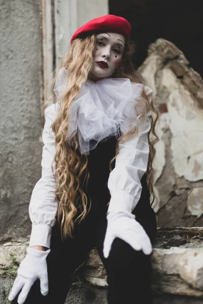 Flickan Med Smink Mimen Improvisation Kostym För Halloween Mime Visar — Stockfoto