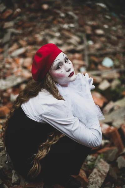 Het Meisje Met Make Van Mimespeler Improvisatie Kostuum Voor Halloween — Stockfoto