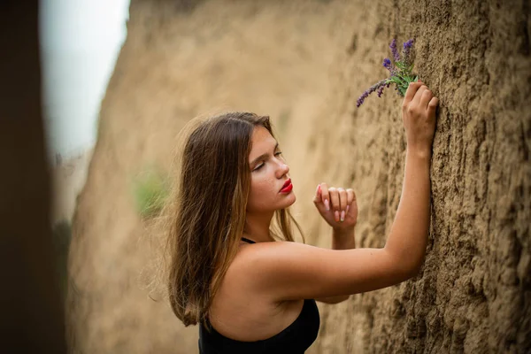 Neşeli Genç Kız Sahilde Iyi Vakit Geçiriyor Güzellik Portresi Kumsalda — Stok fotoğraf
