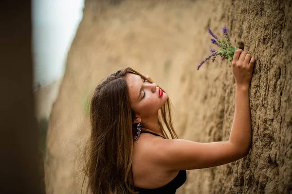 Neşeli Genç Kız Sahilde Iyi Vakit Geçiriyor Güzellik Portresi Kumsalda — Stok fotoğraf