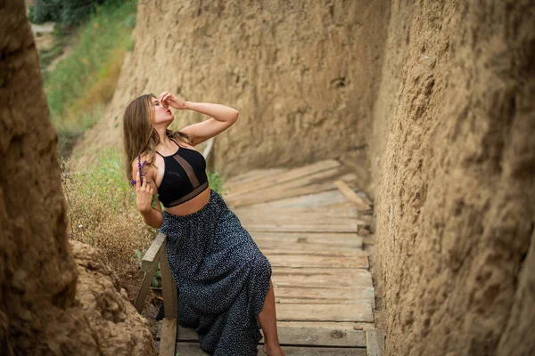 Neşeli genç kız sahilde iyi vakit geçiriyor. Güzellik portresi. Kumsalda güzel bir genç kız ya da kadın. Temiz hava plajı manzarası. Doğal güzellik. Yaşam tarzı / gerçek insanlar / komik / dans.