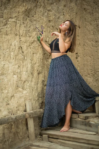 Neşeli genç kız sahilde iyi vakit geçiriyor. Güzellik portresi. Kumsalda güzel bir genç kız ya da kadın. Temiz hava plajı manzarası. Doğal güzellik. Yaşam tarzı / gerçek insanlar / komik / dans.