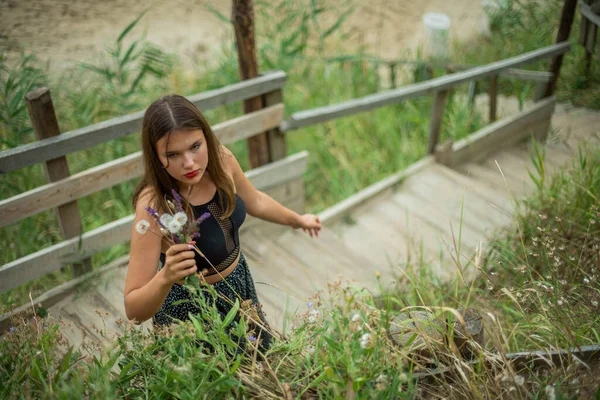 Симпатична Дівчина Підліток Або Жінка Пляжі Природний Ландшафт Свіжого Повітряного — стокове фото