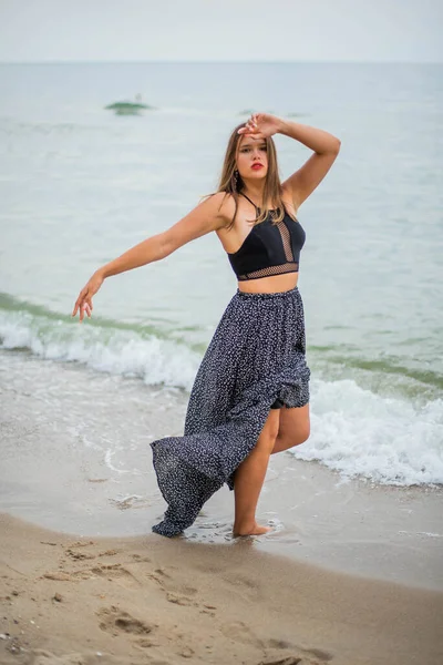소녀나 여자에게는 해변의 공기의 자연의 아름다움 웃기게 춤추기 — 스톡 사진
