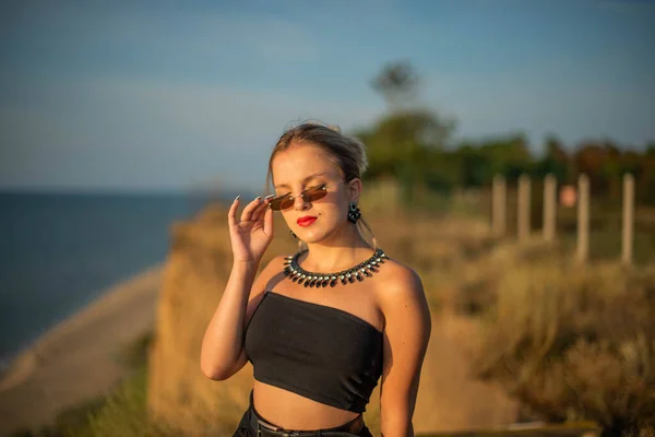 Mode Vrouw Schattig Tienermeisje Vrouw Het Strand Natuur Landschap Frisse — Stockfoto