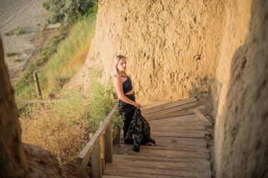 Moda kadını. Kumsalda güzel bir genç kız ya da kadın. Temiz hava plajı manzarası. Doğal güzellik. Yaşam tarzı, gerçek insanlar. Parlak makyaj, kırmızı dudaklar..