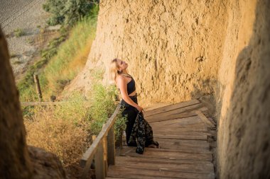 Moda kadını. Kumsalda güzel bir genç kız ya da kadın. Temiz hava plajı manzarası. Doğal güzellik. Yaşam tarzı, gerçek insanlar. Parlak makyaj, kırmızı dudaklar..