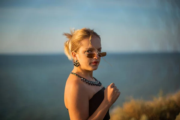 Mode Vrouw Schattig Tienermeisje Vrouw Het Strand Natuur Landschap Frisse — Stockfoto