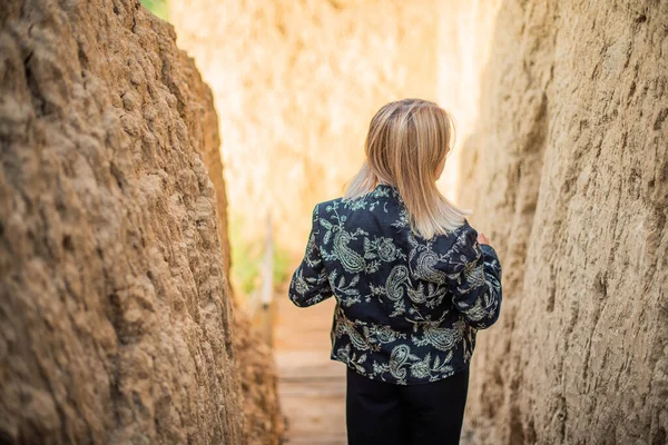 Modefrau Nettes Teenager Mädchen Oder Frau Strand Naturlandschaft Frischluftstrand Naturschönheit — Stockfoto